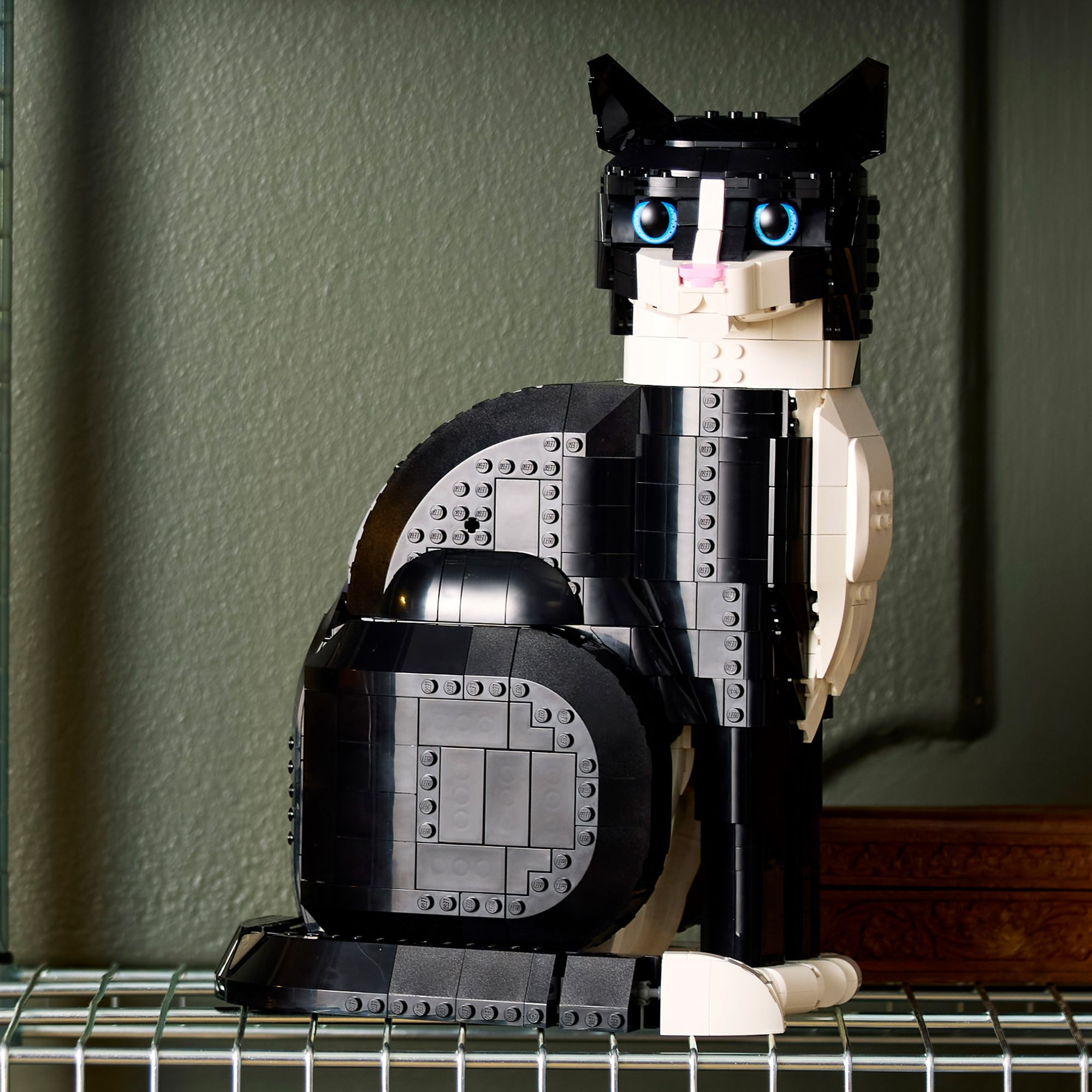 LEGO Ideas Tuxedo Cat 21349 - Image 5