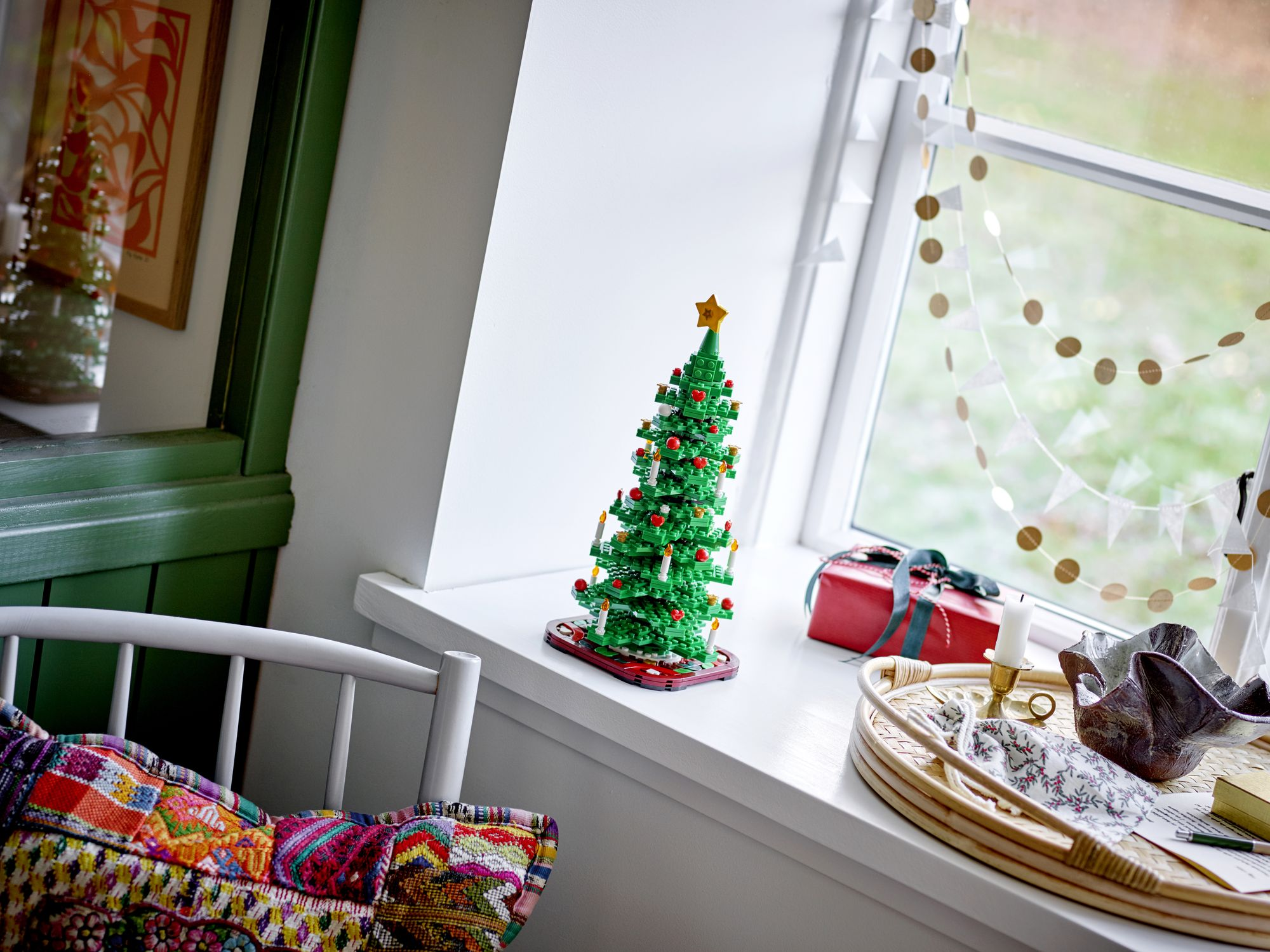 Alternative view of LEGO Iconic Christmas Tree 40573