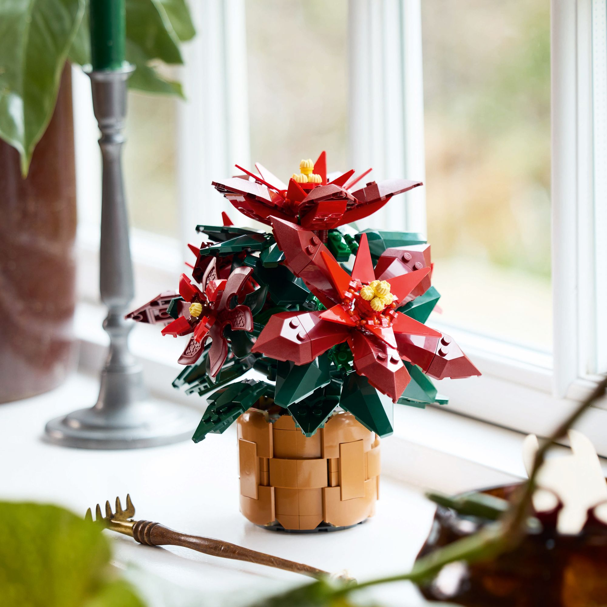 LEGO Icons Poinsettia 10370 - Image 5