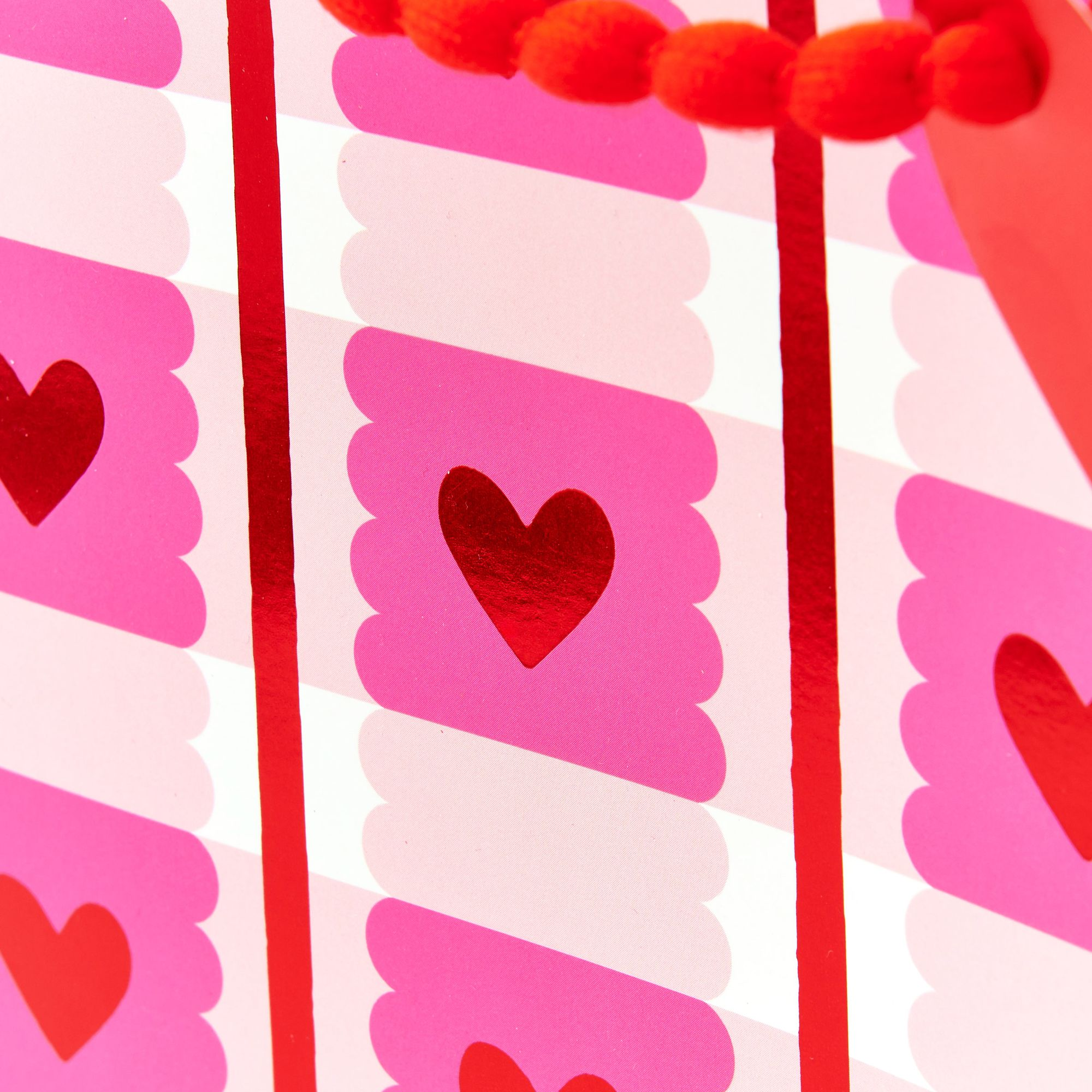 Alternative view of Plaid Scalloped Heart Large Gift Bag